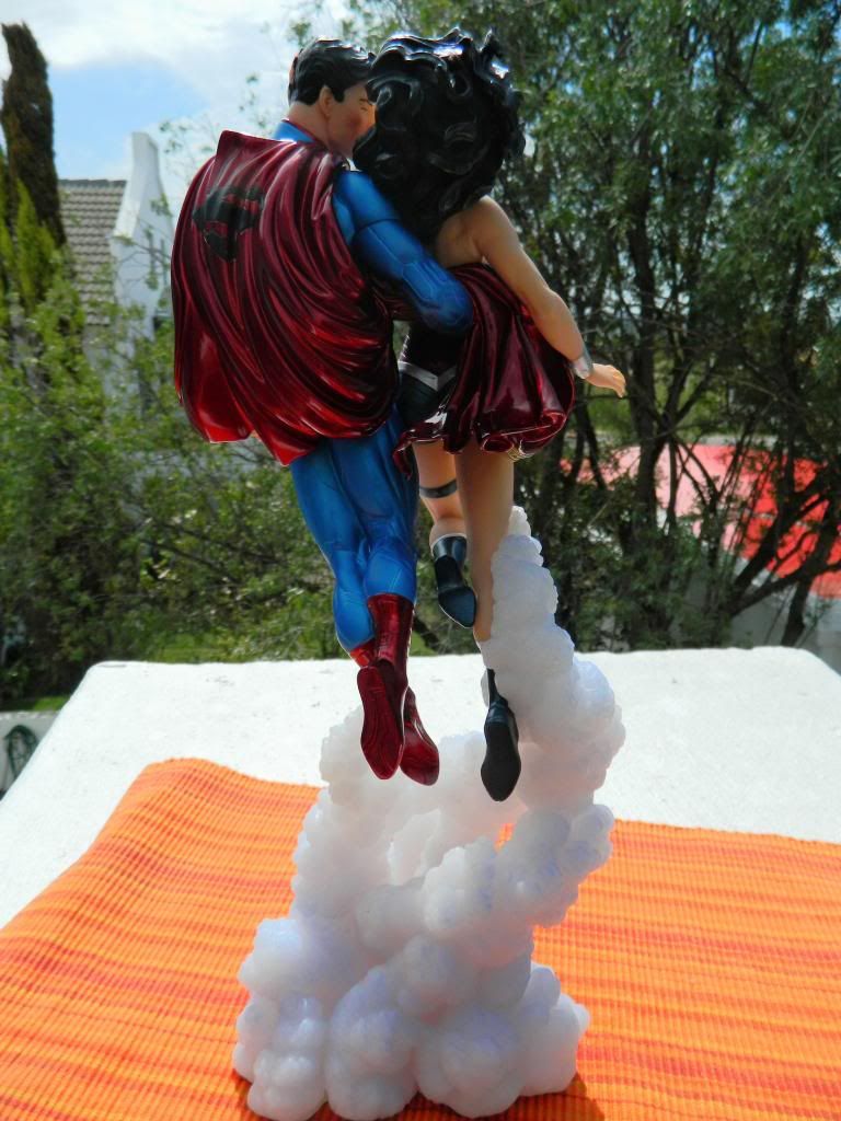 dc collectibles superman and wonder woman the kiss statue